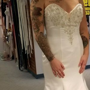2017 Alfred Angelo Wedding Dress